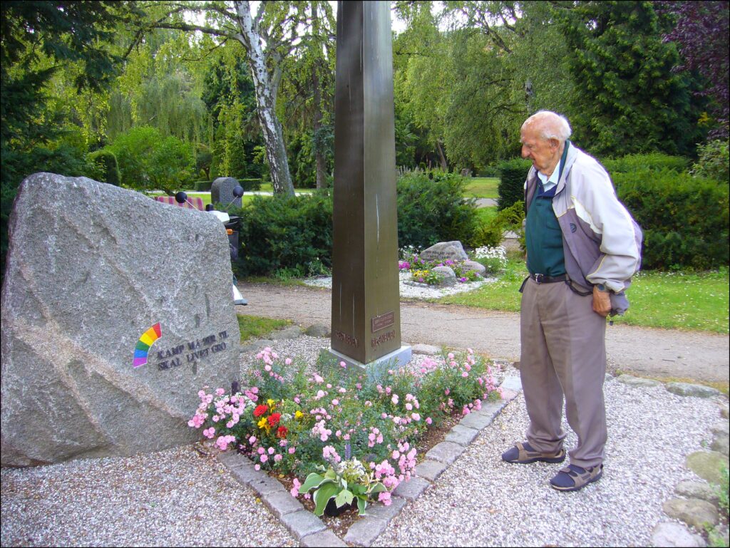 Axel Axgil ved gravstedet i 2010.