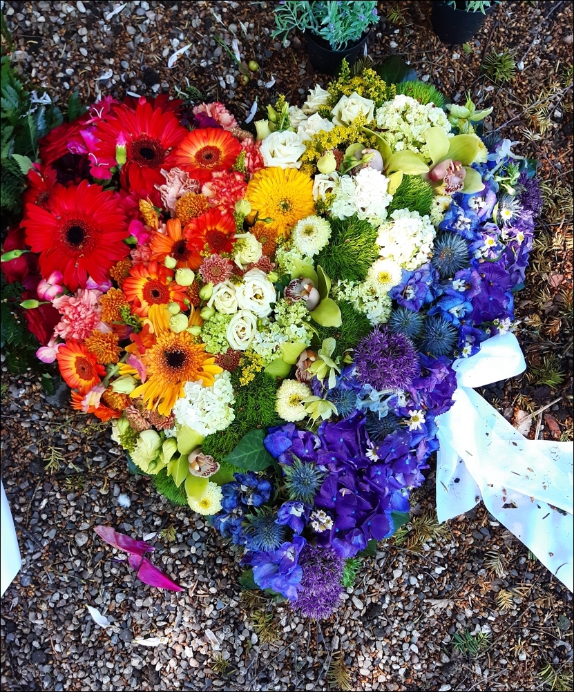Blomsterhjerte i regnbuefarver. Fra bisættelse 2026